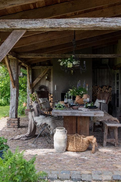FARMHOUSE IN THE BEAUTIFUL 